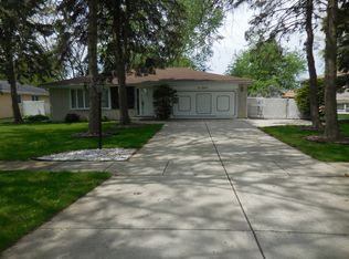 9S132 Cumnor Rd, Downers Grove, IL 60516