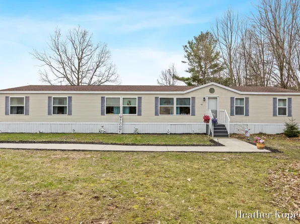 125 San Souci Dr NW, Sparta, MI 49345