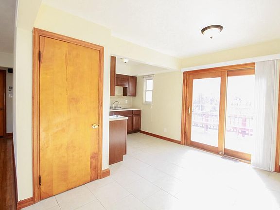 4th image of 120 W Melford Ave