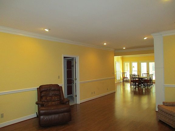 3rd image of 1525 Ivy Ln