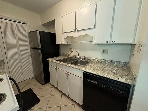 5th image of 5819 E Rexford Dr