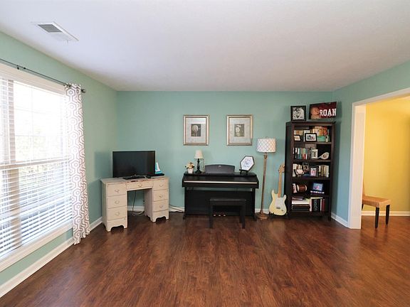 3rd image of 609 Lilac Ct