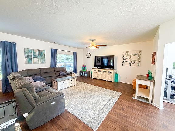 4th image of 1713 Danielle Rd