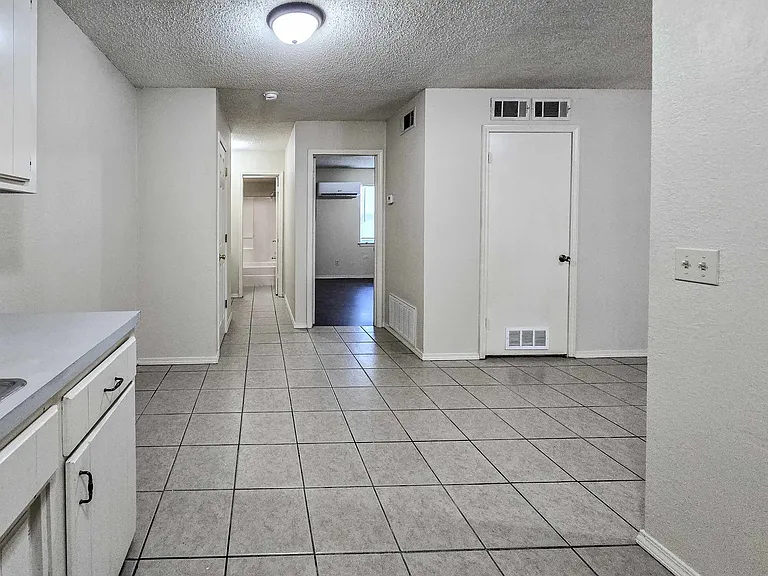 100 NE 2nd St #3 — Photo 5
