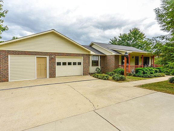 3rd image of 19 Lori Dr