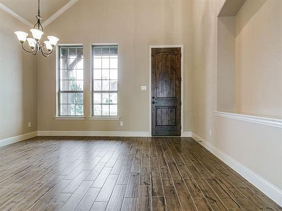 5th image of 302 Silvery Pine Ave