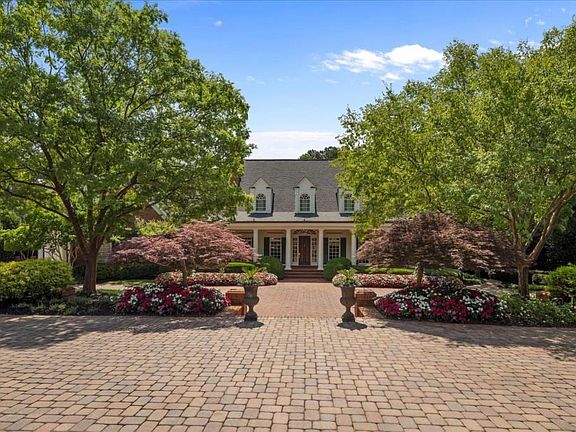 4th image of 8 Woodlawn Dr NE