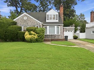 8 Redwood Rd, New Hyde Park, NY 11040