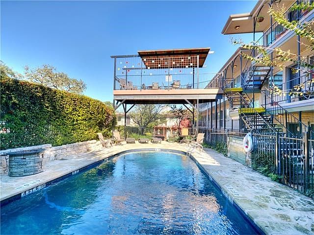 Sparkling Pool is the focal point of this quiet complex in a phenomenal location!