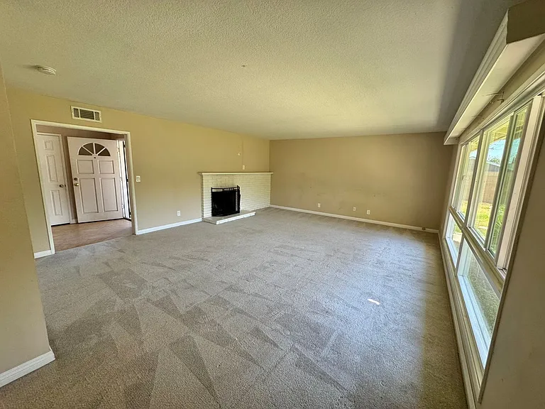 1209 N Riedel Ave — Photo 6