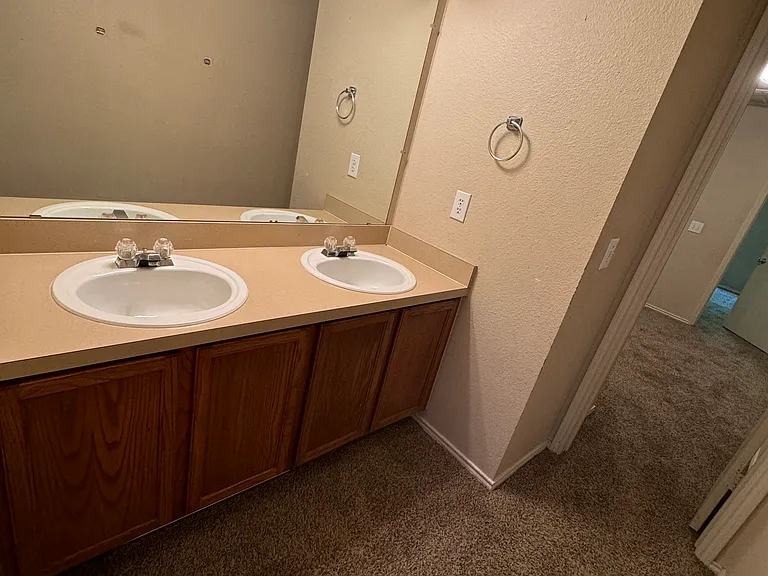 2421 Hampton Dr — Photo 5