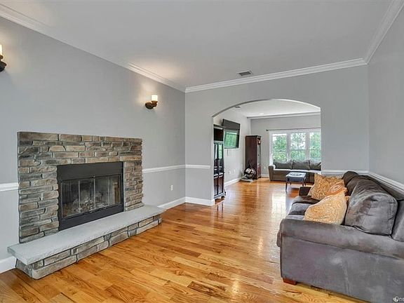 5th image of 7 Howard Ct