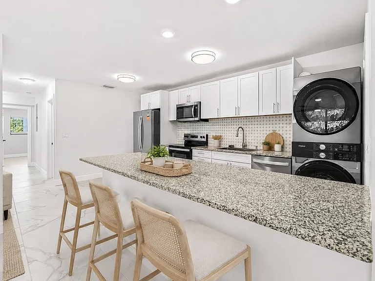 240 SW 7th St #11 — Photo 5