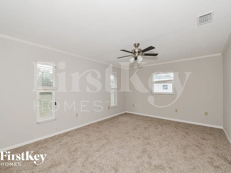 560 Donora St — Photo 8