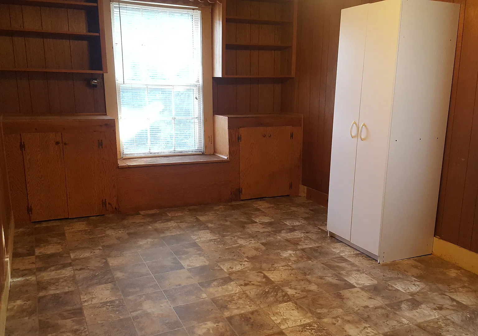 Single-Family Home: 3 bed, 1.5 bath — Photo 4