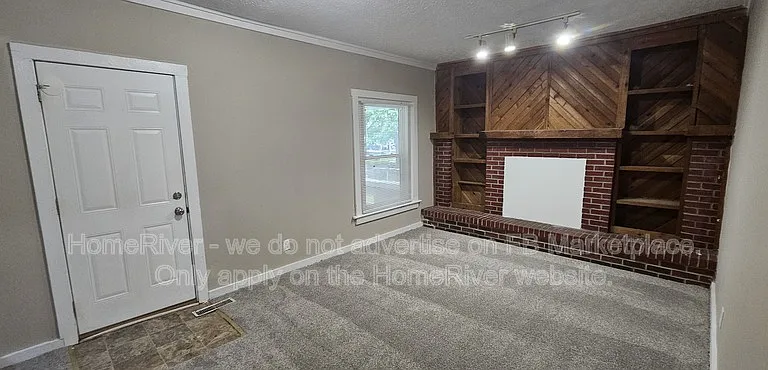 121 N Gladstone Ave — Photo 2