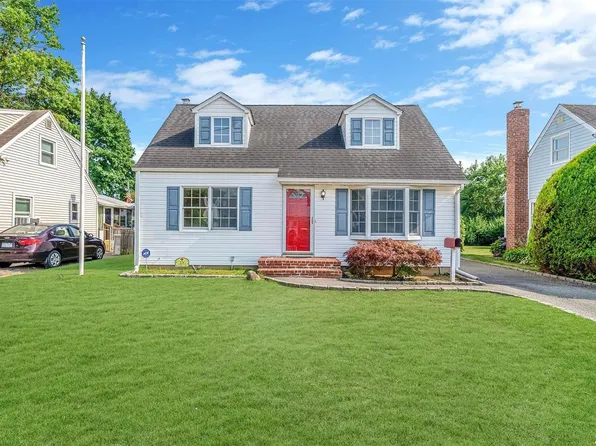 23 Nassau Avenue, Plainview, NY 11803