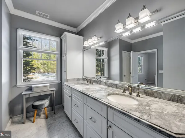 2 Clancy Ct, Marlton, NJ 08053