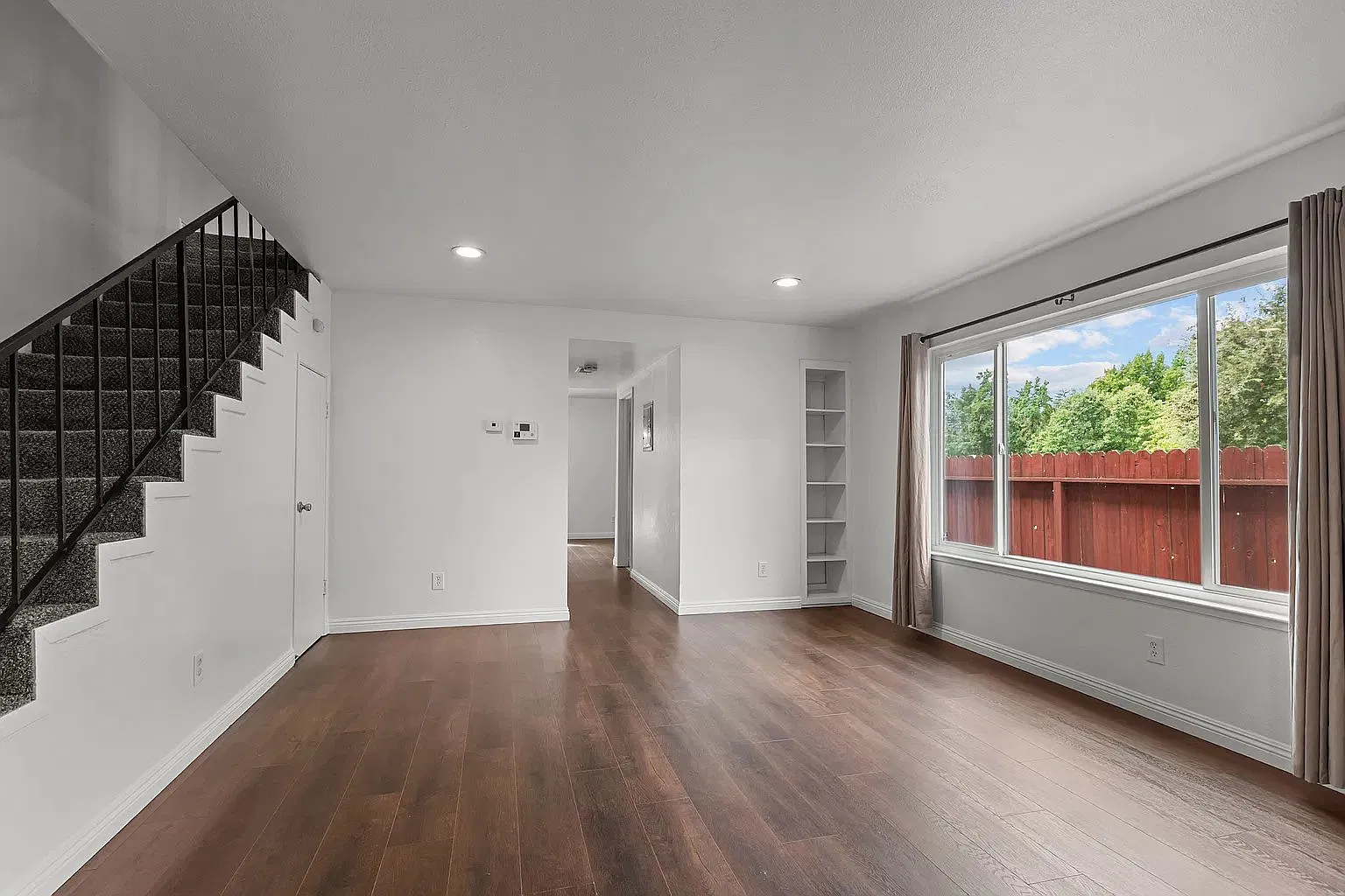 Home for rent with garage, fireplace, laundry hook-ups, laminate floors, dishwasher & a fenced yard! — Photo 3