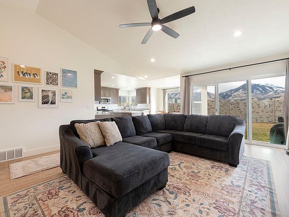 4th image of 1154 Berra Blvd