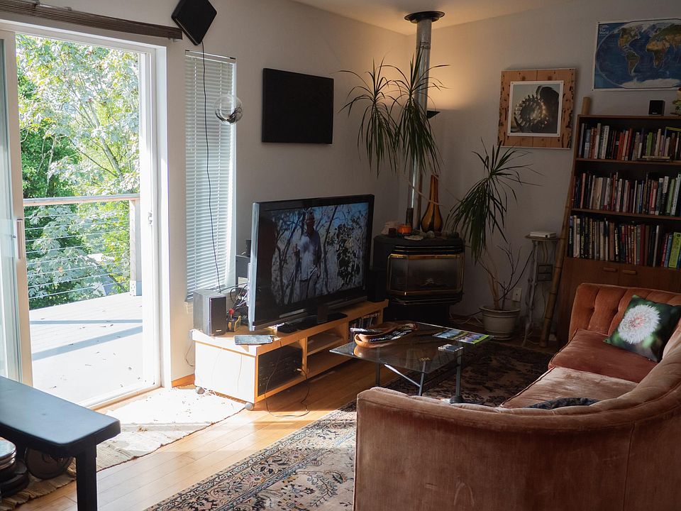 Super comfy couch, library of awesome books, 46" LCD TV, gas fireplace, weight bench with weights.