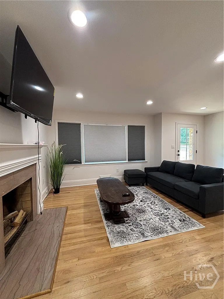 3 bed, 1.0 bath, 1250 sqft, $2,200 — Photo 3