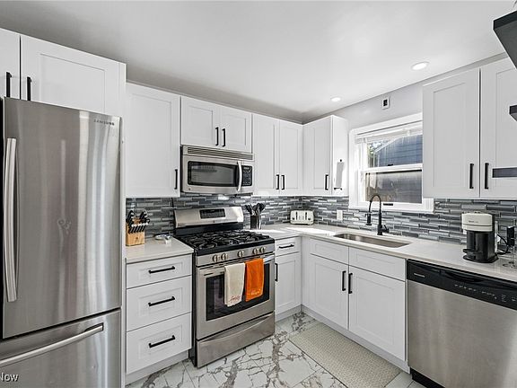 3rd image of 10054 Beaconsfield Dr