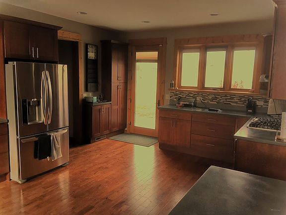 3rd image of 18 Coulee Dr
