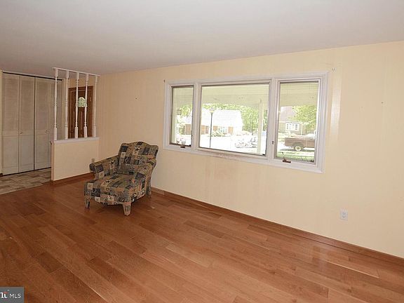 3rd image of 4962 Swinton Dr
