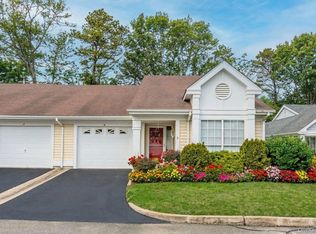 16 Huntington Ct, Ridge, NY 11961