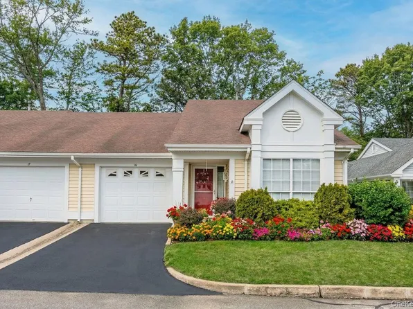 16 Huntington Court, Ridge, NY 11961