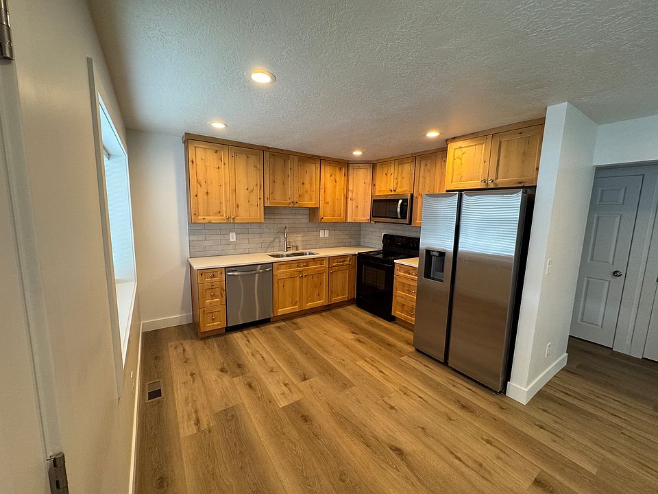 1st image of 711 E Lisonbee Ave