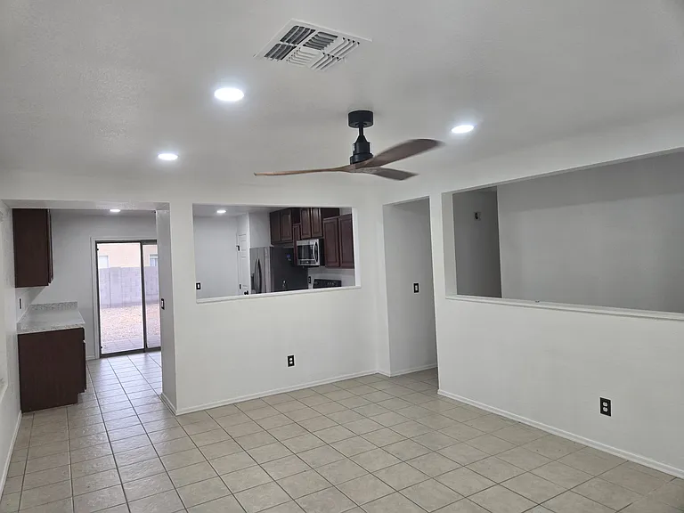 643 W Kingman Loop — Photo 2