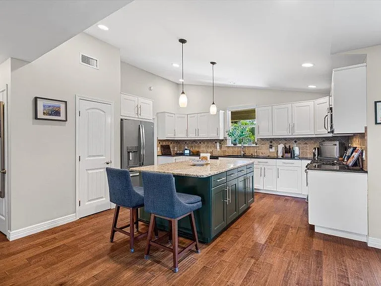 8514 Burrell Dr — Photo 5