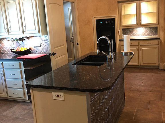 2nd image of 2 Oak Cir