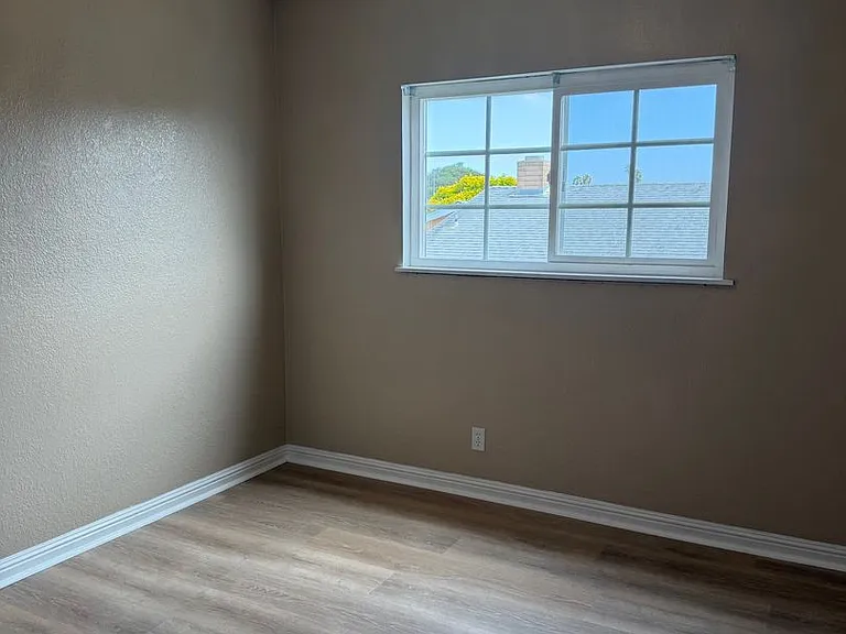 1100 Honeysuckle Way — Photo 7