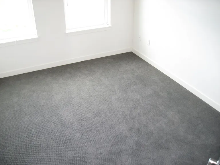 Spacious 3 Bed, 2 Bath, 1250 Square Foot Apartment with Air Conditioning. — Photo 11