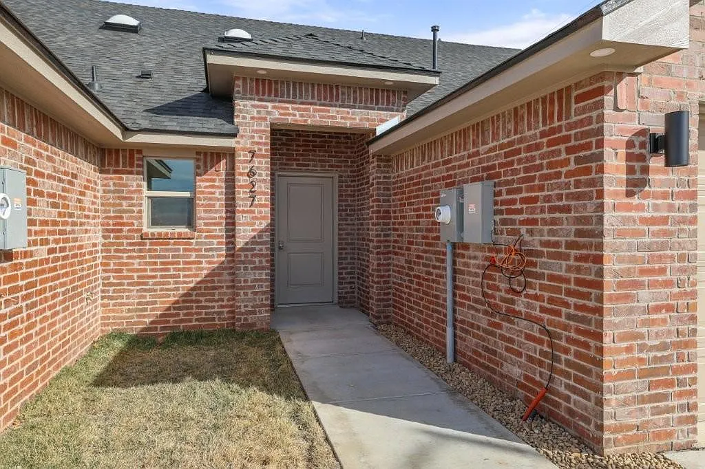 7627 Woodford Ave - 7627 Woodford — Photo 1