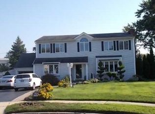 7 Henry Ct, Merrick, NY 11566