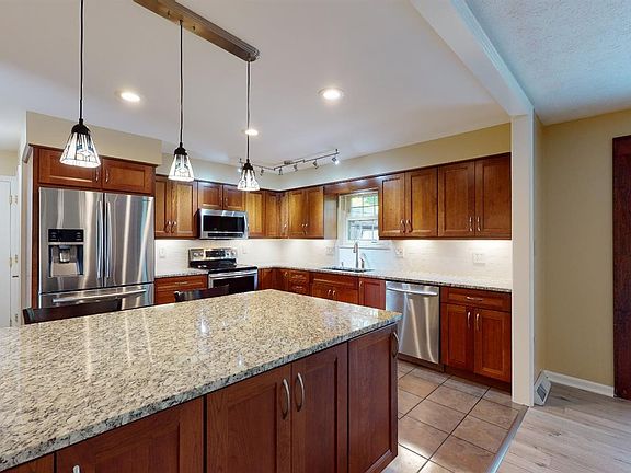 3rd image of 8212 Lakeshore Dr