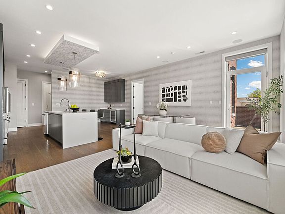 4th image of 1938 W Augusta Blvd #402