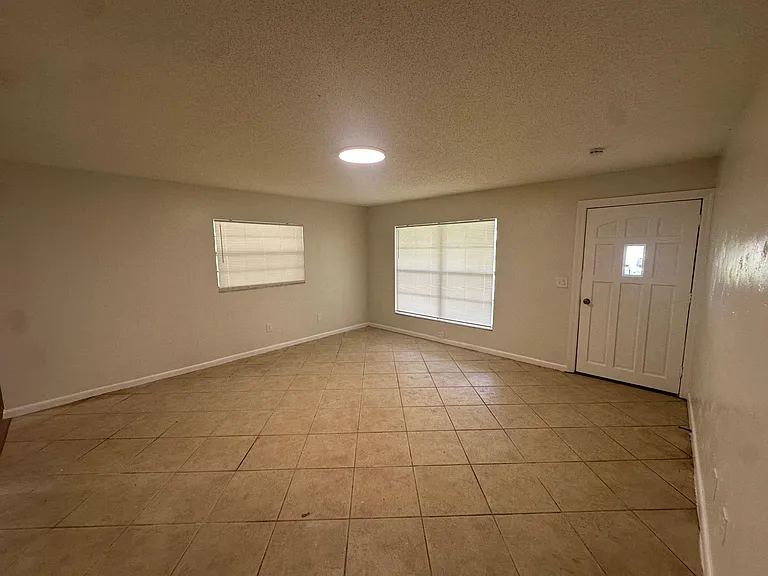 591 Cambridge Cir — Photo 7
