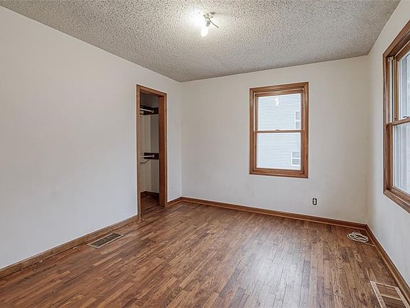 2nd image of 8440 Oak St