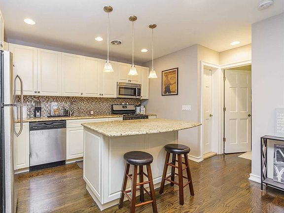 4th image of 2379 32nd St