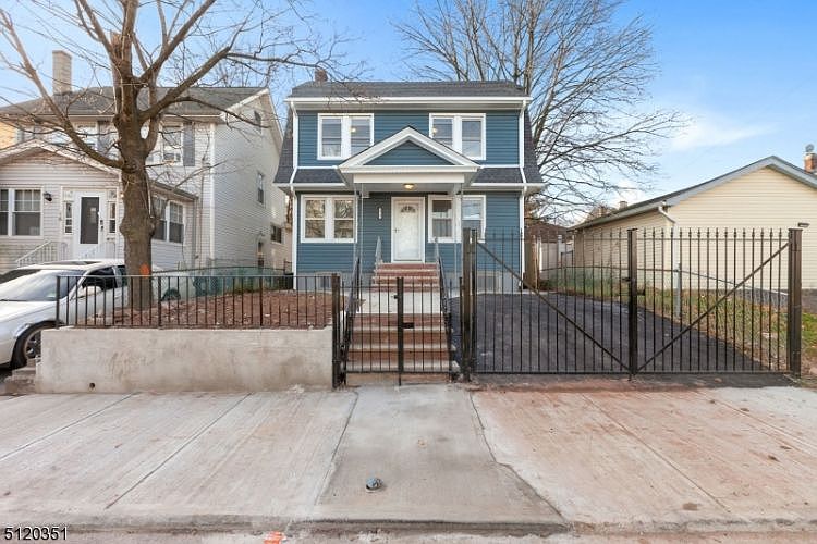 1st image of 18 Cliff Hill Pl