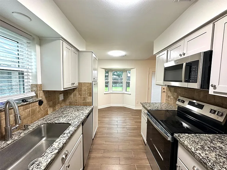 504 Raymond St — Photo 3