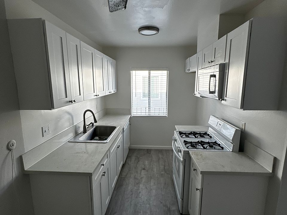 1st image of 18646 Collins St APT 17
