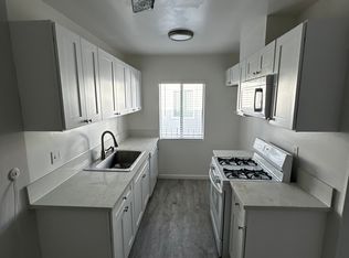 18646 Collins St APT 17, Tarzana, CA 91356