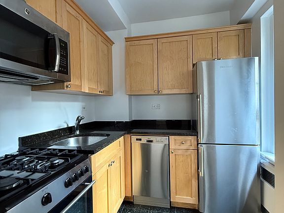 2nd image of 95 Christopher St APT 4B