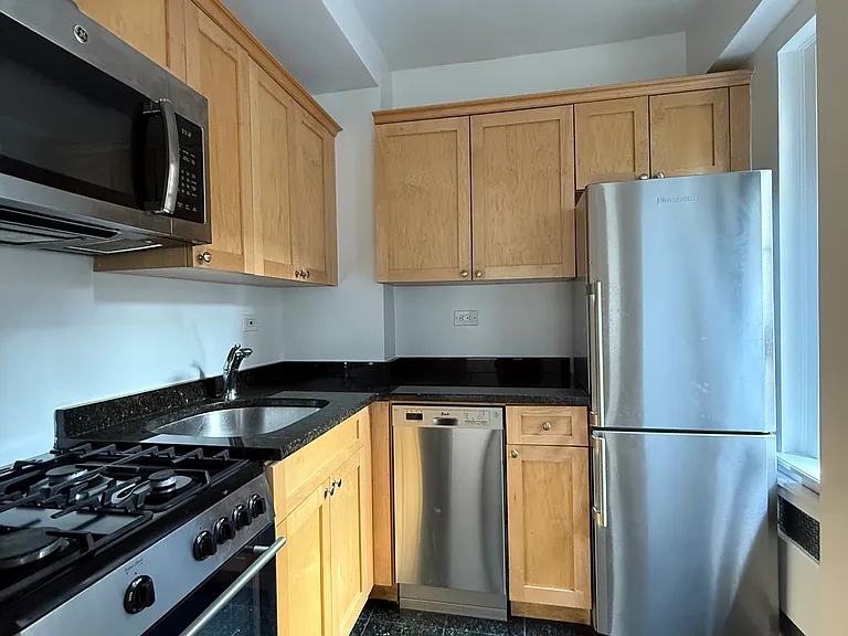 95 Christopher St #4B — Photo 2